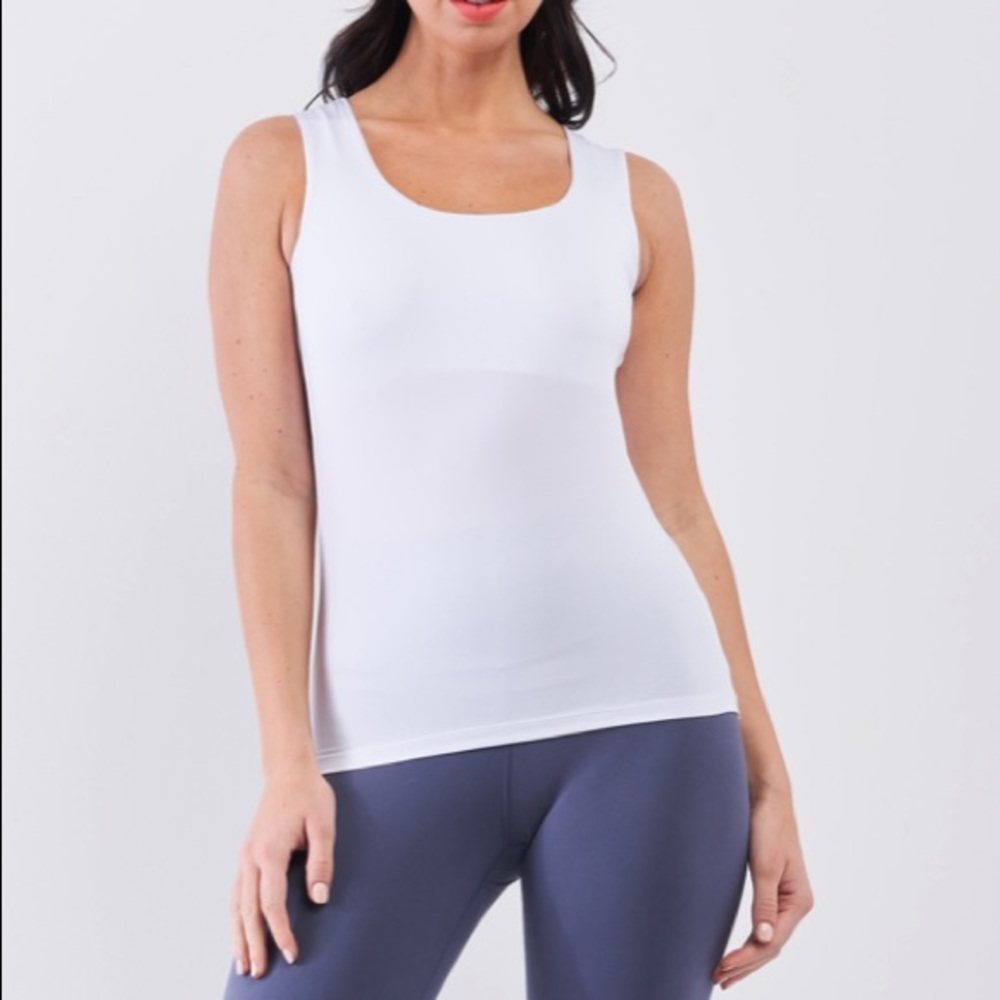 🖤seamless white tank top